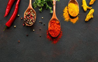 Taş masada çeşitli baharat kaşıkları. Kopyalama alanı olan üst görünüm