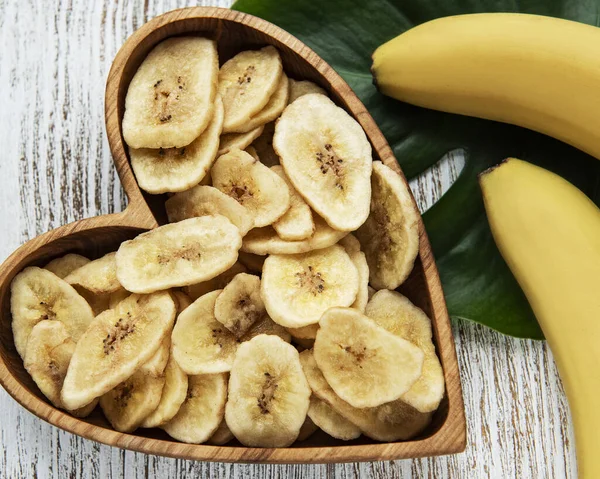 Gedroogde Gekonfijte Bananenschijfjes Chips Een Witte Houten Achtergrond — Stockfoto