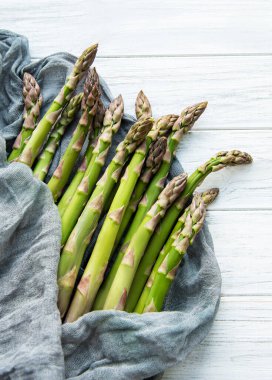 Beyaz arka planda taze yeşil kuşkonmaz