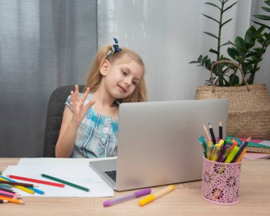 Evdeki odasında ödev yapan tatlı bir kız.