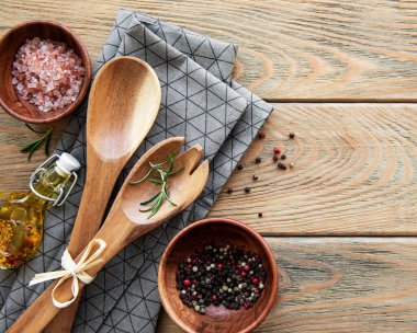 Ahşap çatal bıçak takımının üst görüntüsü ahşap arka planda, düz yatıyordu.