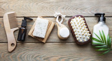 Sıfır doğal kozmetik ürünlerini ahşap arka planda ziyan ediyor. Düz yatıyordu. 