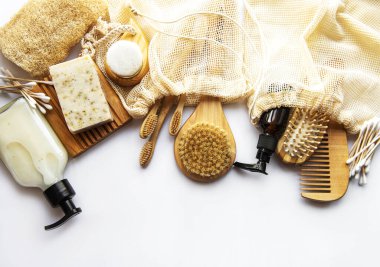 Sıfır beyaz arka planda doğal kozmetik ürünlerini israf ediyor. Düz yatıyordu. 