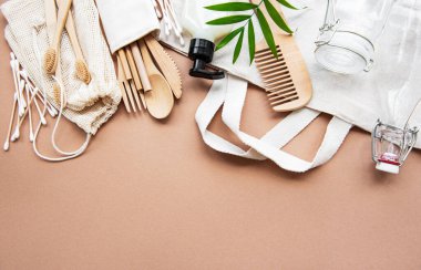 Kahverengi arka planda sıfır atık doğal kozmetik ürünleri. Düz yatıyordu.