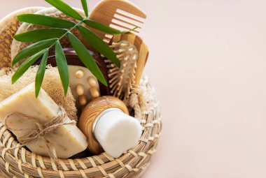 Açık kahverengi arka planda sıfır atık doğal kozmetik ürünleri. Üst görünüm