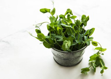 Yeşil lahana tomurcuklanmış bezelye tohumu dolu bir kasede.