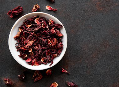 Beyaz kasede Hibiscus çayı. Geçmişi sil. Boşluğu kopyala.