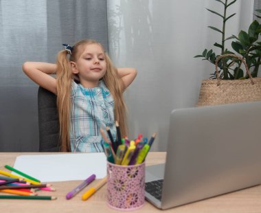 Evdeki odasında ödev yapan tatlı bir kız.