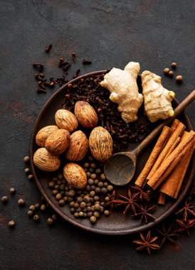 Borsada zencefilli ekmek baharatları - yıldız anason, tarçın, karanfil, hindistan cevizi, zencefil, kakule, karabiber