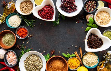 Siyah beton arka planda bir kasede çeşitli baharatlar. Üst görünüm kopyalama alanı.