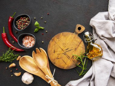 Değişik renklerde baharatlar. Tuz taneleri, karabiber, biberiye, fesleğen ve sarımsak. Üst Manzara. Boşluğu kopyala.