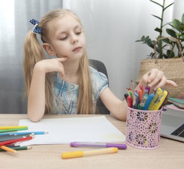 Evdeki odasında ödev yapan tatlı bir kız.