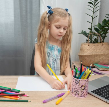 Evdeki odasında ödev yapan tatlı bir kız.