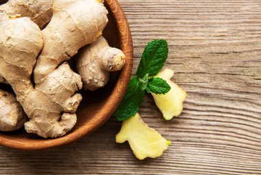 Tahta masada taze zencefilli kase