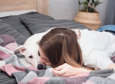 Köpekli mutlu kız. Evcil hayvanlı bir portre kızı. Kız ve beyaz Jack Russell