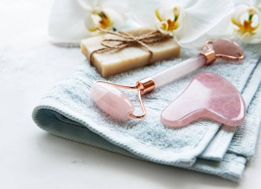 Doğal cilt bakımı ve el yapımı doğal sabun, yeşim yüzlü rulo ve pamuk havluyla kaplama, kaplıca ve cilt bakımı, doğal organik sağlık ürünleri, spa merkezi.