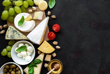 Çeşit çeşit peynir, üzüm, bal ve abur cuburlar.