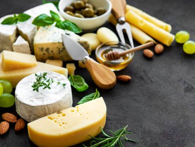 Çeşit çeşit peynir, üzüm, bal ve abur cuburlar.