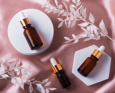 İpek bej arka planda bitkisel gerekli yağlarla düz konum