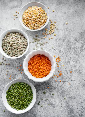 Gri beton arka planda farklı tipte baklagiller.