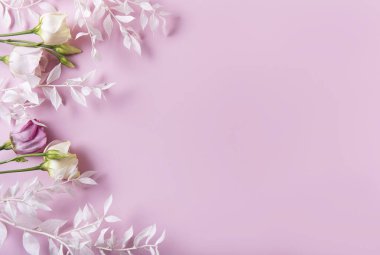 Pembe arka planda yaprakları ve çiçekleri olan beyaz dalların çerçevesi