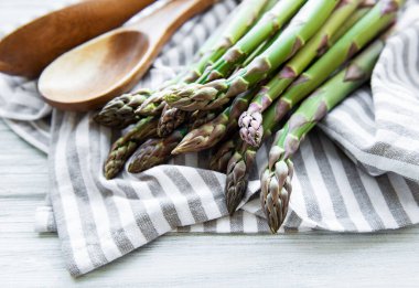 Beyaz arka planda taze yeşil kuşkonmaz