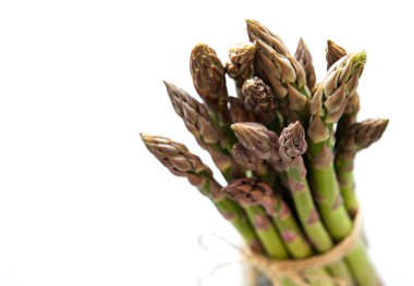 Taze yeşil kuşkonmaz beyaz arka planda izole edilmiş.