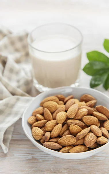 Flaschen Mit Mandelmilch Und Mandeln Auf Dem Tisch — Stockfoto