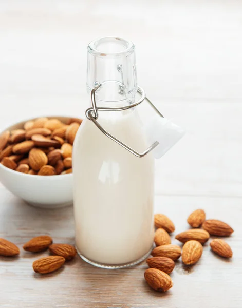 Flaschen Mit Mandelmilch Und Mandeln Auf Dem Tisch — Stockfoto