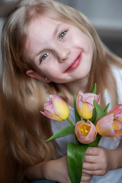 Des Tulipes Printanières Dans Les Mains Une Petite Fille Cadeau — Photo