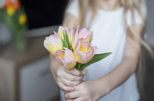 Wiosenne Tulipany Rękach Małej Dziewczynki Prezent Dzień Matki — Zdjęcie stockowe