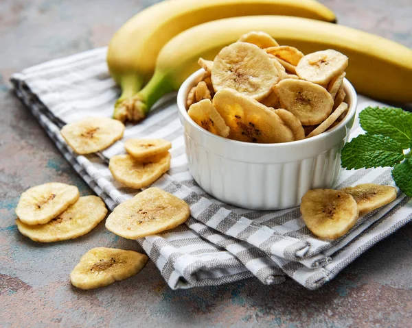 Gedroogde Gekonfijte Bananenschijfjes Chips Een Grijze Betonnen Achtergrond — Stockfoto