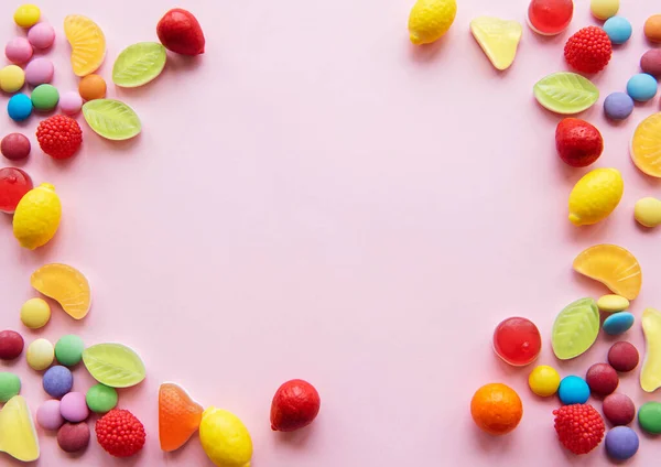 Doces Coloridos Geleia Marmelada Fundo Rosa Com Espaço Cópia — Fotografia de Stock