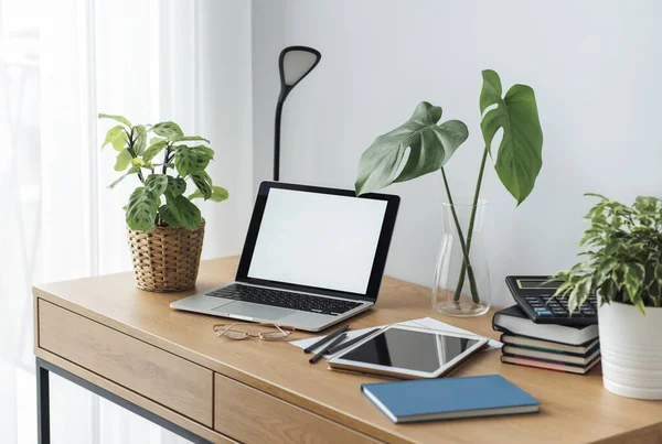 Oficina Trabajo Con Portátil Mesa Madera —  Fotos de Stock