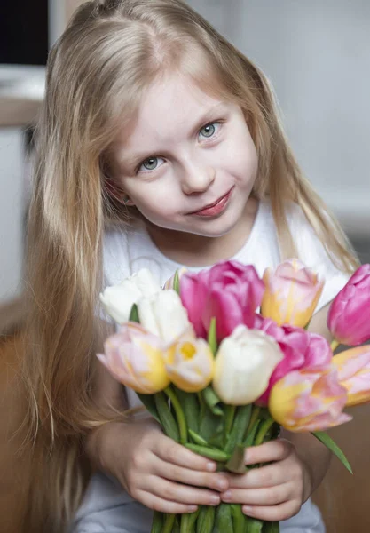 Des Tulipes Printanières Dans Les Mains Une Petite Fille Cadeau — Photo