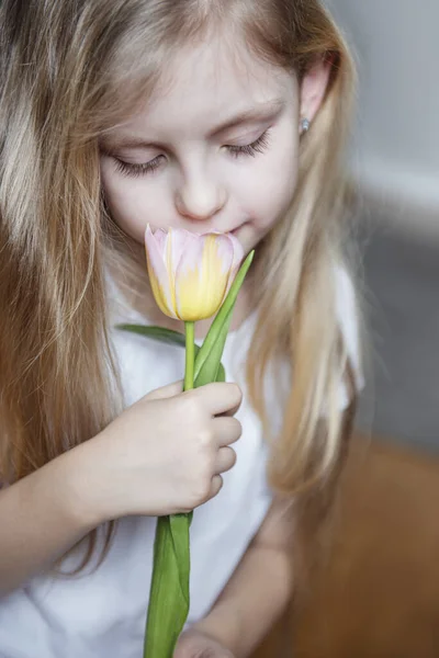 Des Tulipes Printanières Dans Les Mains Une Petite Fille Cadeau — Photo