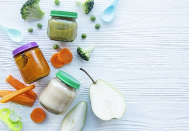 Bebek maması, meyve çeşitleri ve sebze püresi, düz konum, üst manzara, metin için alan
