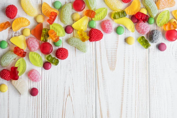 Doces Coloridos Geleia Marmelada Fundo Madeira Branca Com Espaço Cópia — Fotografia de Stock