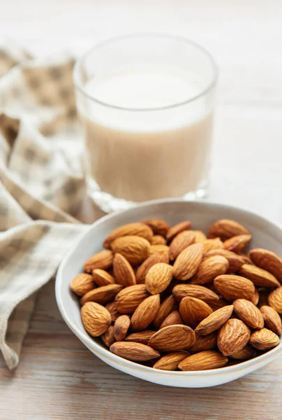 Flaschen Mit Mandelmilch Und Mandeln Auf Dem Tisch — Stockfoto