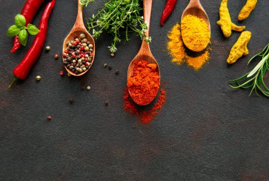 Taş masada çeşitli baharat kaşıkları. Kopyalama alanı olan üst görünüm