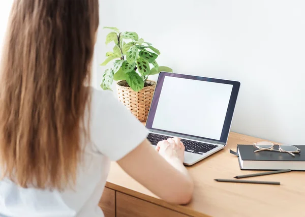 Chica Joven Que Trabaja Casa Oficina Mesa — Foto de Stock