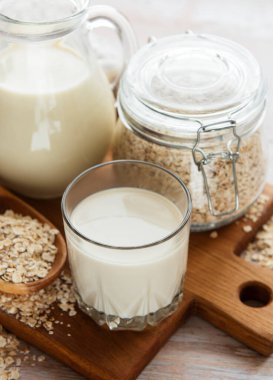 Vegan sütsüz alternatif süt. Yulaf gevreği sütü 