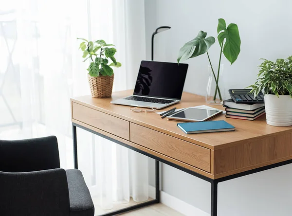 Oficina Trabajo Con Portátil Mesa Madera —  Fotos de Stock