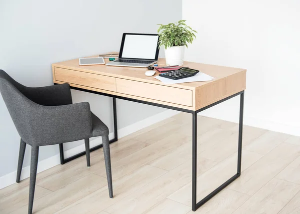 木製のテーブルの上にノートパソコンとオフィスの職場 — ストック写真