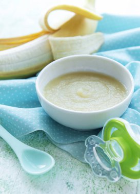 Bebek maması ve muzlu kase.