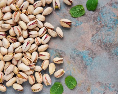 Gri beton arka planda fıstıklar