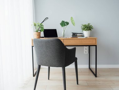 Bilgisayarı ahşap masada olan ofis işyeri.