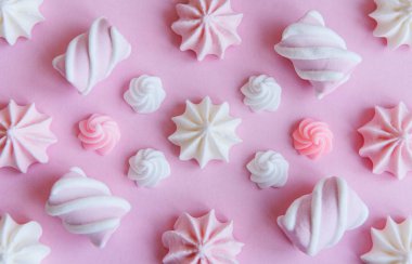 Merengue arka planı. Düz yatıyordu. Üst Manzara. Pembe arka planda ev yapımı tatlı merengue.