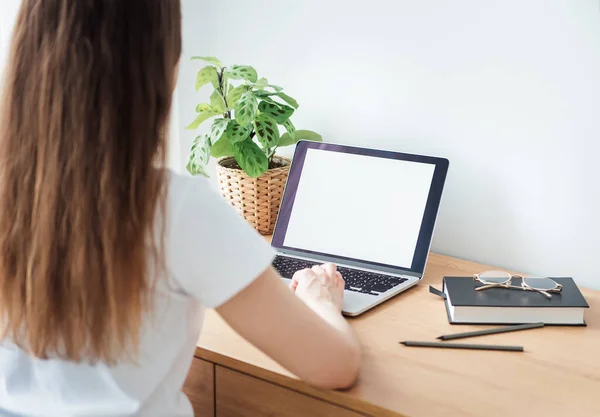 Ung Pige Arbejder Hjemmekontoret Ved Bordet - Stock-foto