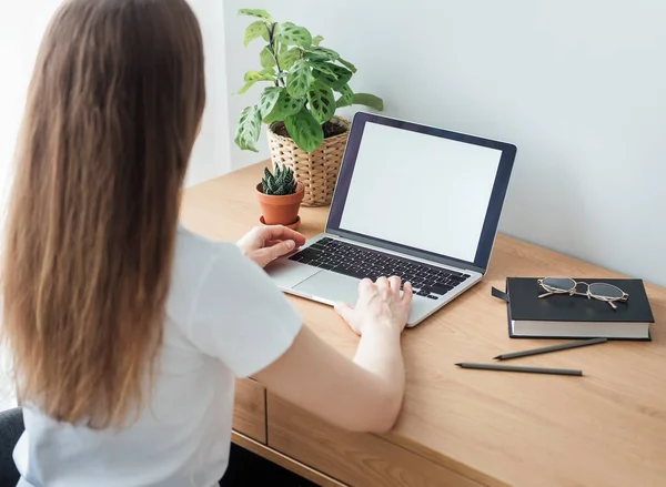 Chica Joven Que Trabaja Casa Oficina Mesa — Foto de Stock